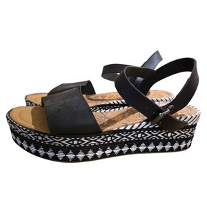 Blowfish malibu sandals Black And White Aztec Size 10